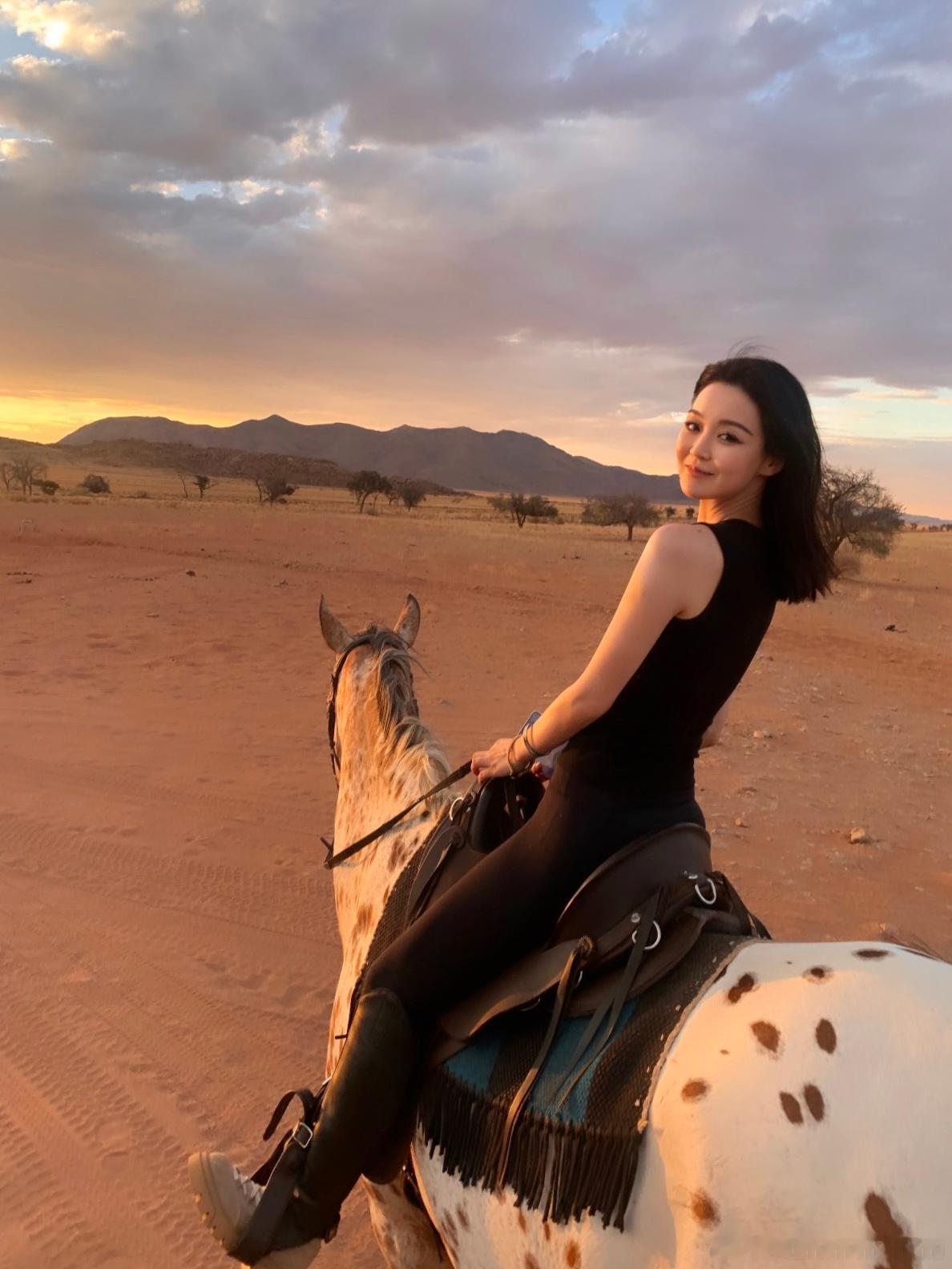 Austin说安吉是他最喜欢的小马每当他在骑行的过程中 想和我聊天时 都会侧坐在