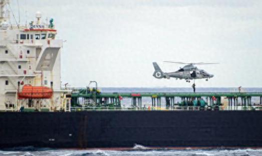 地中海海域突然炸出大消息，昨天法国海军没留半点情面，直接在海上拦下一艘正在航行的