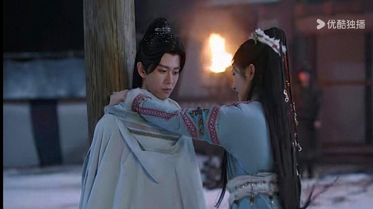 见证了嘉伦打造的无数作品。
敏佳郡主给萧焕披上那件披风，我心里就串戏到了《流水迢