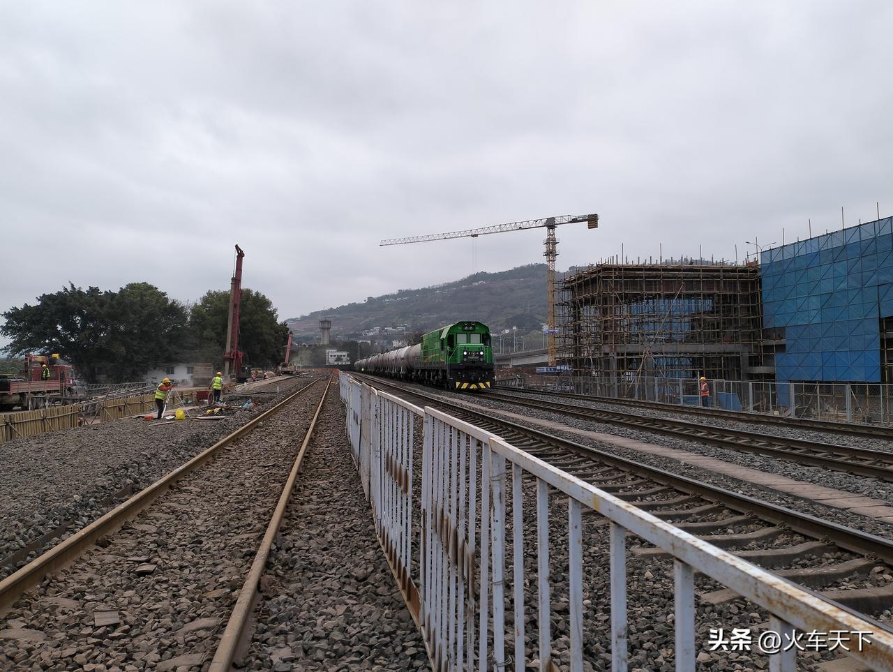 成渝铁路伏牛溪车站，由于成渝铁路江津到重庆段改造为城市铁路，所以车站在进行站改，