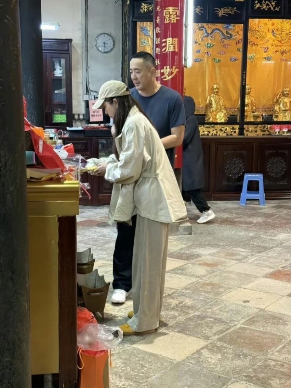 曾黎男友有人拍到王一鸣骑车送曾黎回家，21年两人也曾在路边被拍过王一鸣是香港著名