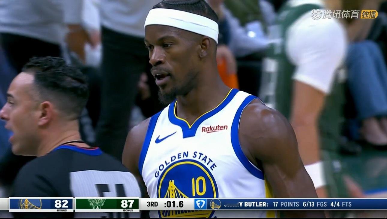 一个拆炸弹的三分球，一个造犯规2罚全中镜头给到罚球的巴特勒，气喘吁吁真是累懵逼了
