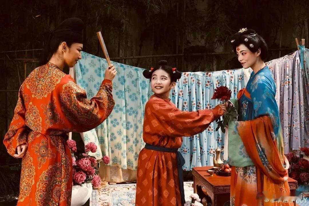 曾经以为人生是一场直线冲刺，后来才发现它更像叶子生长，满是褶皱与曲折。
年少时觉