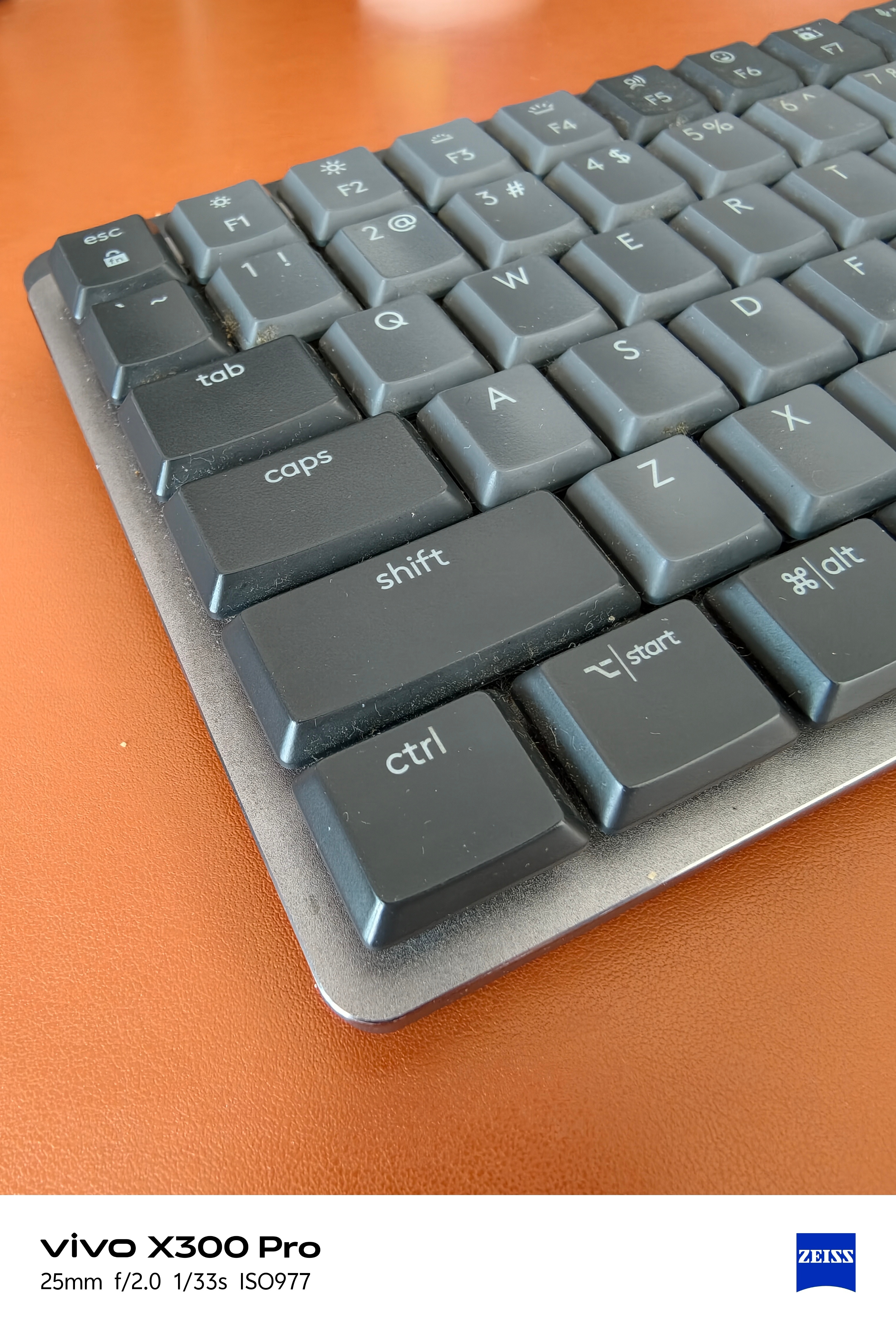 今天阳光明媚，喝杯咖啡☕舒服。本来想着继续剪片子，结果...键盘⌨坏了准备换个新