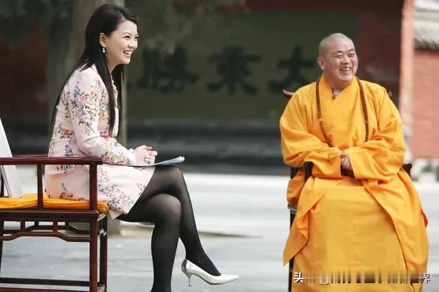 一位是主持人，一位是少林方丈，一个穿着黑丝袜，一个穿着袈裟，大家不觉得这两个人在