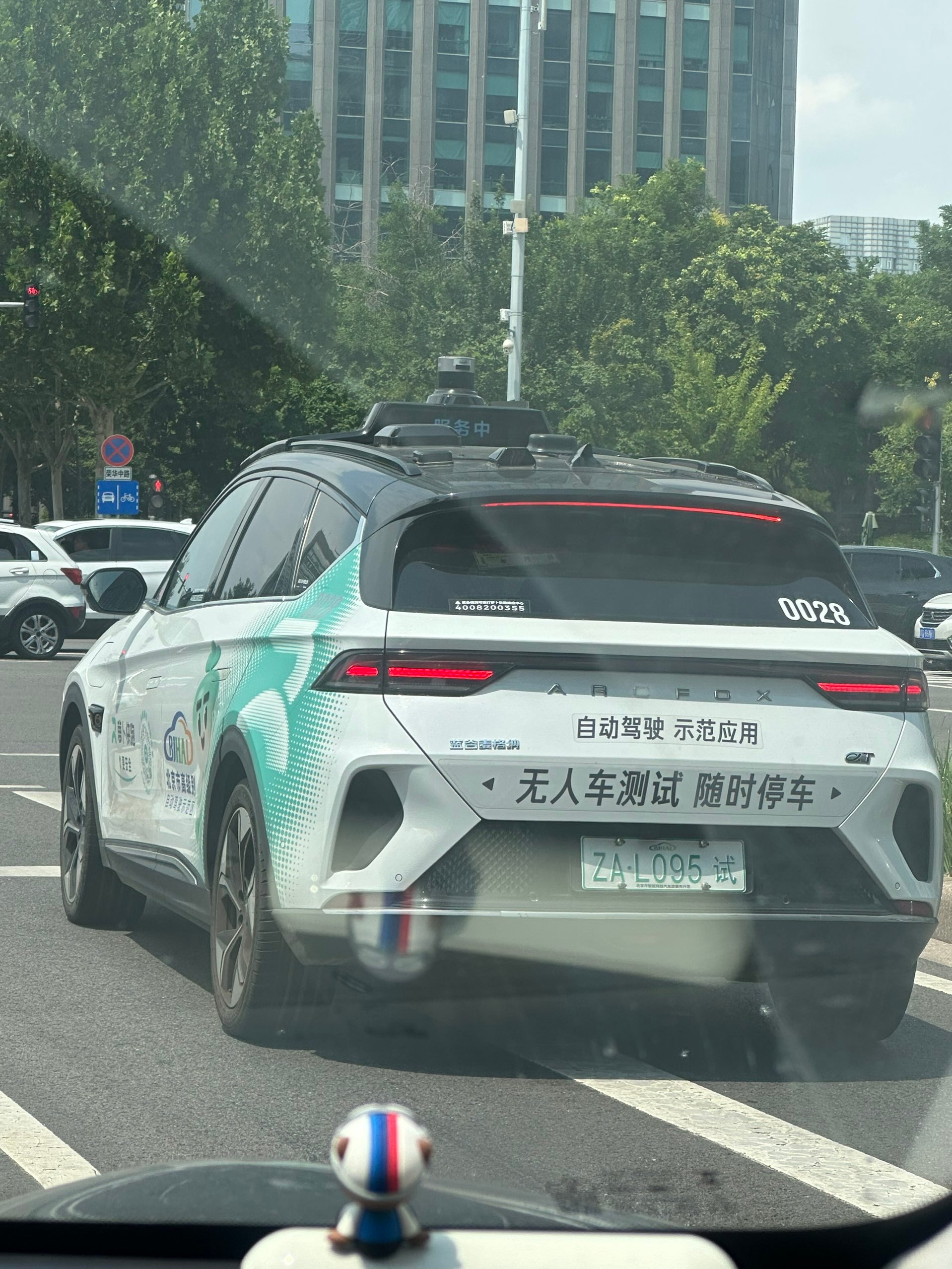 路上最不能催的车出现了，陪它佛系等路况 