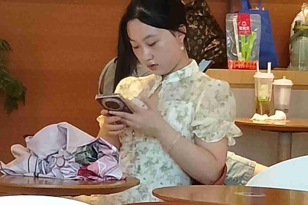带定位晒今日生活 今日微风轻拂，心情也跟着飘飘然，满脑子就一个念头——暴富！
刚