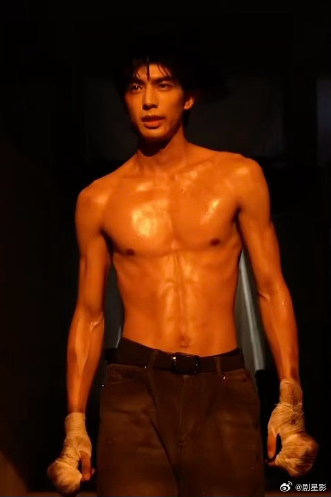 宋威龙裸露上身肌肉   宋威龙裸露上身肌肉，真的是太帅气了呀，看到他露肌肉的镜头