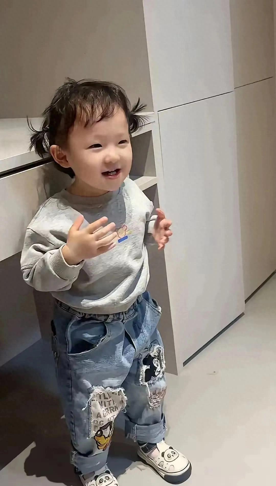 闪闪这越长越像某人了，某些神态简直就是一模一样。

基因真的好神奇，孩子谁家的像