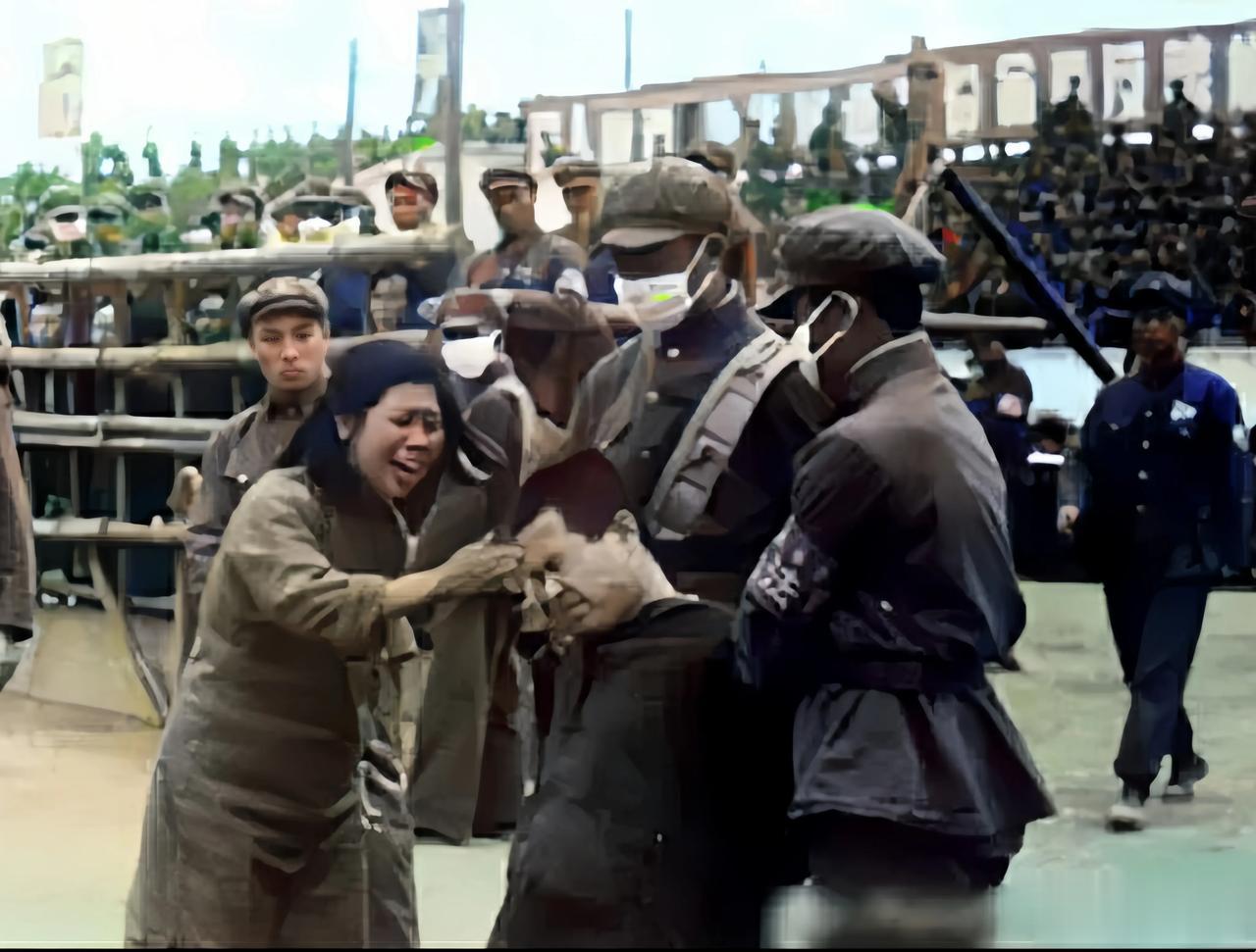 这张照片非常珍贵，反映的是上世纪50年代，人民政府举行万人公审大会，人们集中“斗