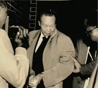 1986年，我国潜伏美国长达37年的王牌特工金无怠被捕，在面对严酷审讯时，他突然