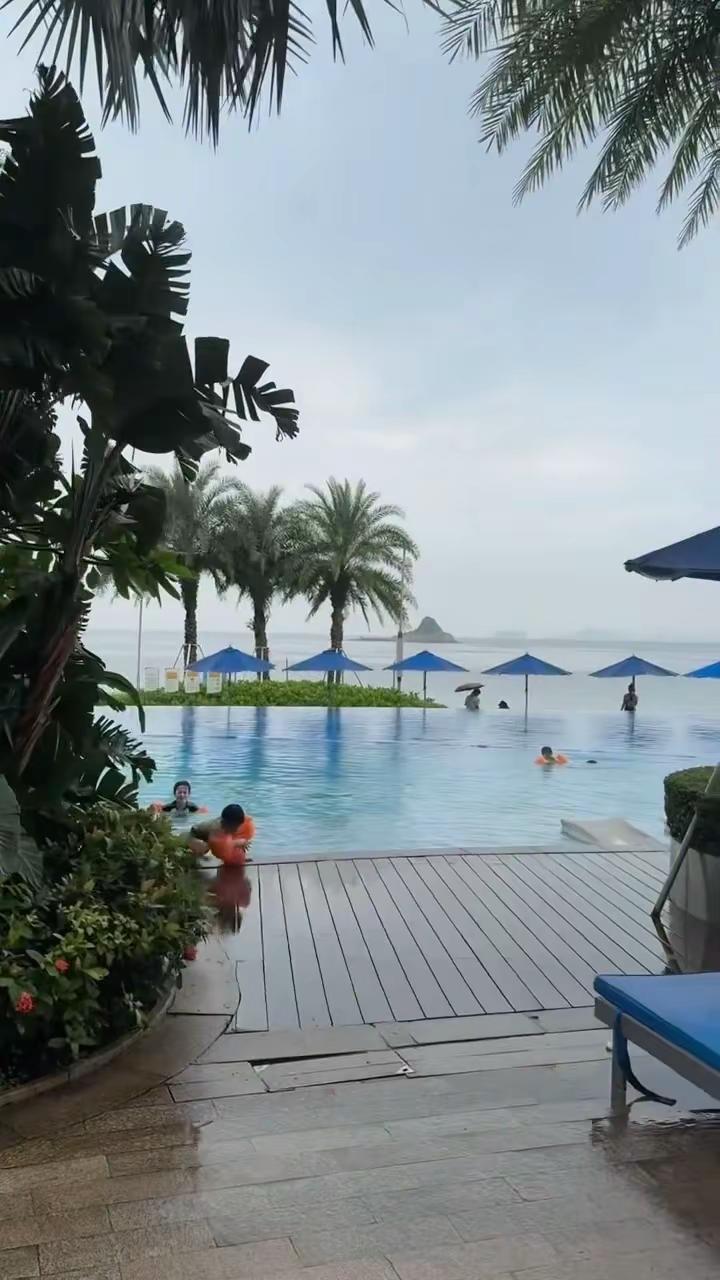 来深圳大梅沙看海🌊 住进海景房，推窗就能见海室内和室外游泳池随心玩最主要是洲际