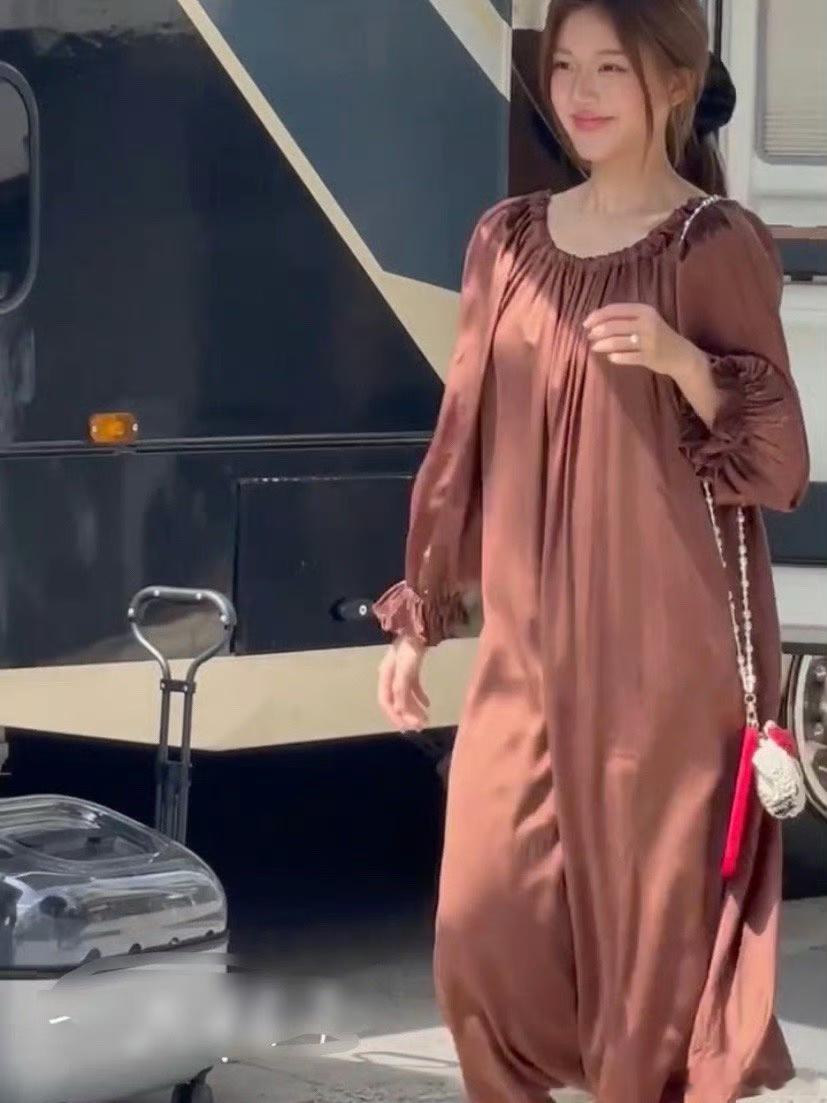 赵露思这身衣服有点像裹着个麻袋 ​​​