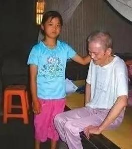 1993年，新婚夜，瘫痪新娘被丈夫抱上炕，谁知，到了半夜，她猛地惊醒，原来是听到