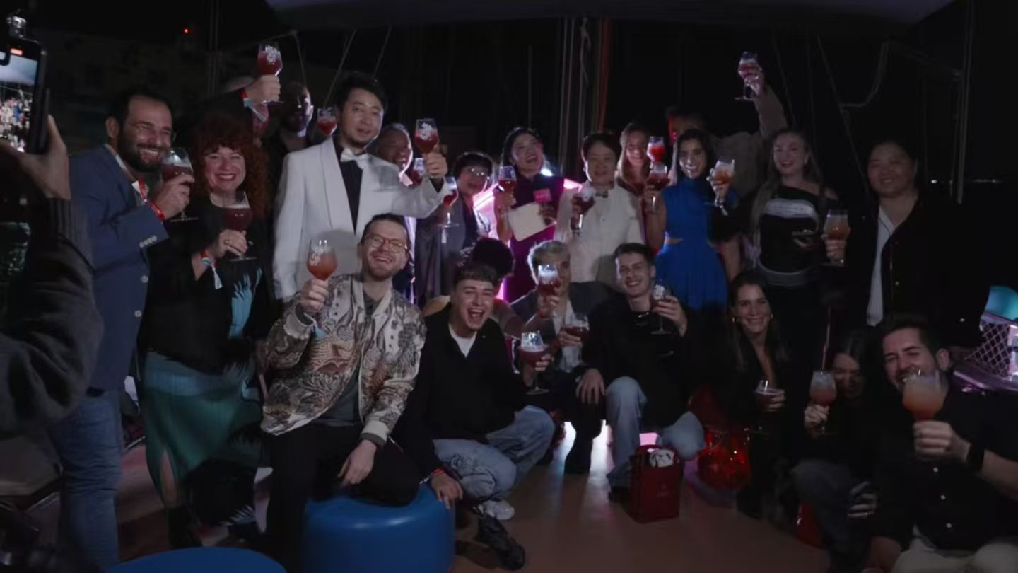 外国人喝白酒直呼太可口 偶遇外国游客在酒馆尝白酒，本来还小心翼翼的，结果喝完直接