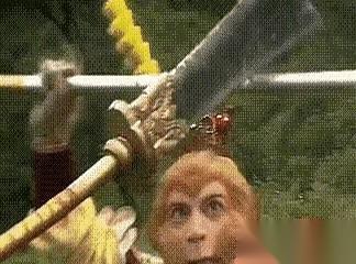 翻开《西游记》的斗法录，孙悟空有一招纯靠力量碾压的绝杀：立棍飞踢。
这一脚踹出去