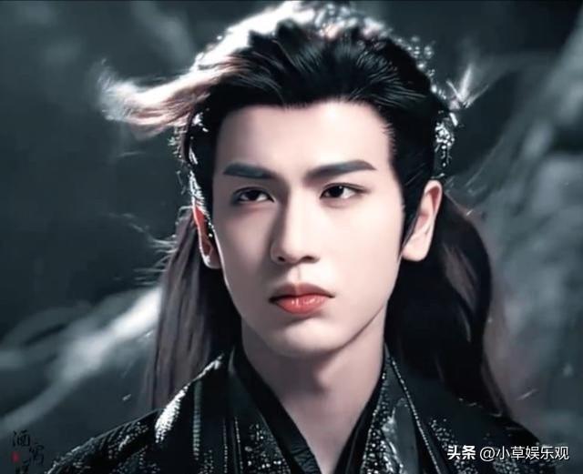 这大概就是传说中的“压迫感”？严屹宽新剧《逐玉》出场才几分钟，直接把热搜炸了。不