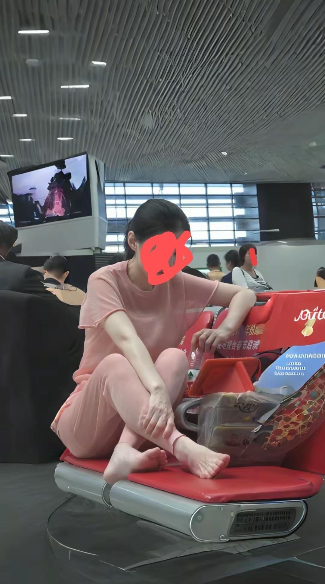 [吃瓜群众]关于这组图引发的“社会公德”讨论，网友纷纷表示——由于脸挡住了，影响