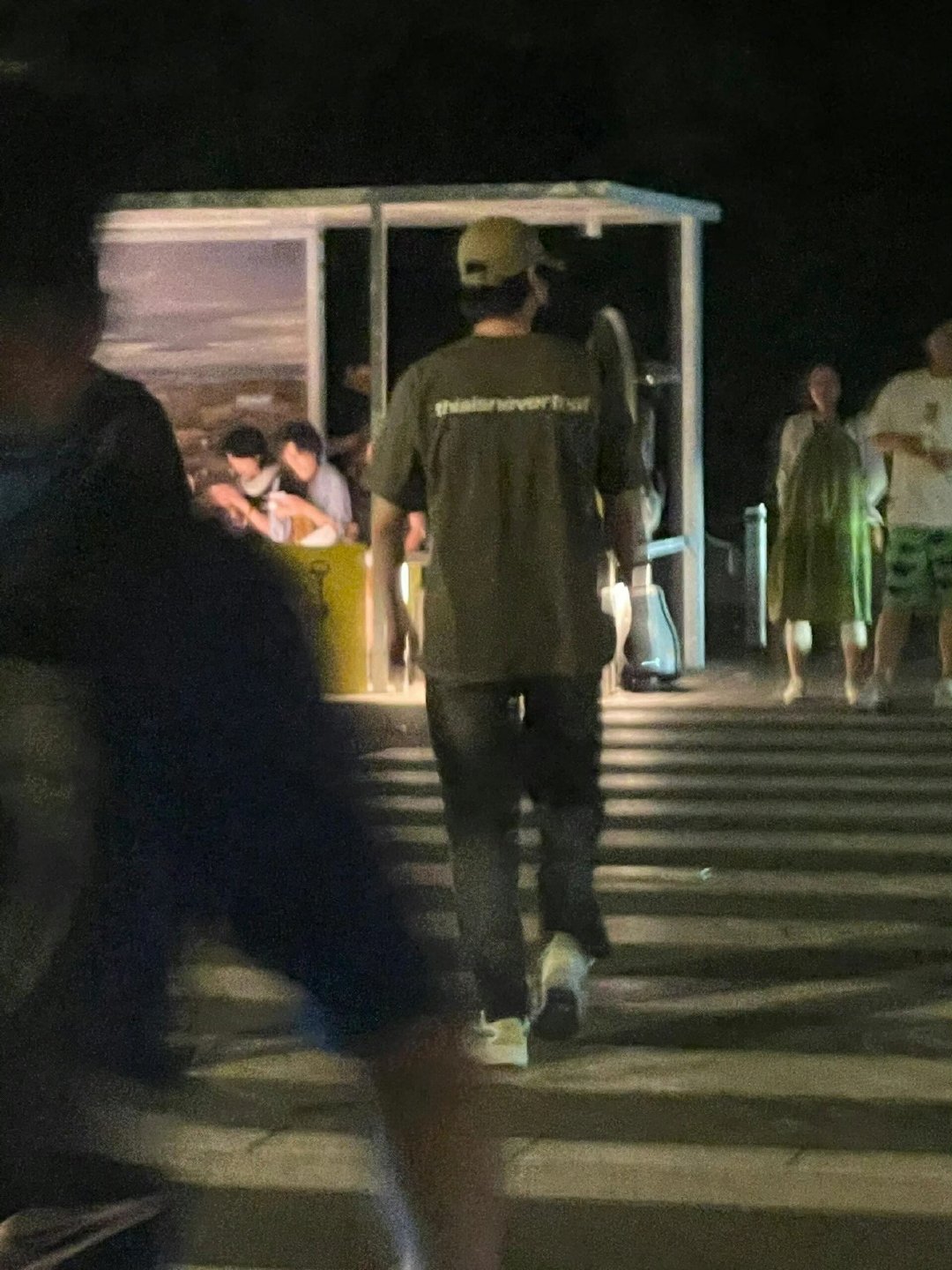 #阿那亚偶遇魏大勋# 网友在阿那亚偶遇了魏大勋，好帅好高大的背影！ ​​​