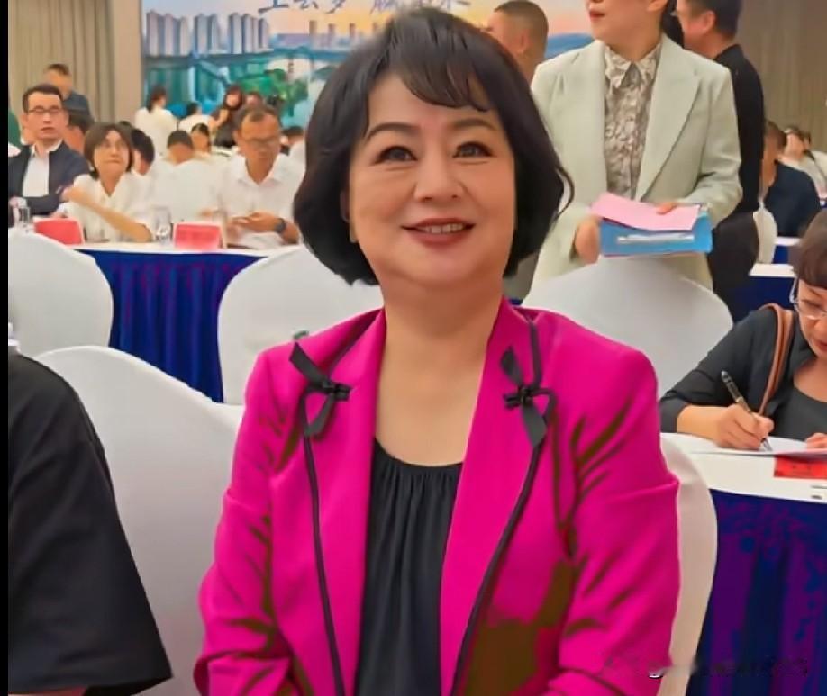 哎呦，鞠萍姐姐也退休啦！咱们这代看着《七巧板》长大的人，谁能不记得她呢？说起她“