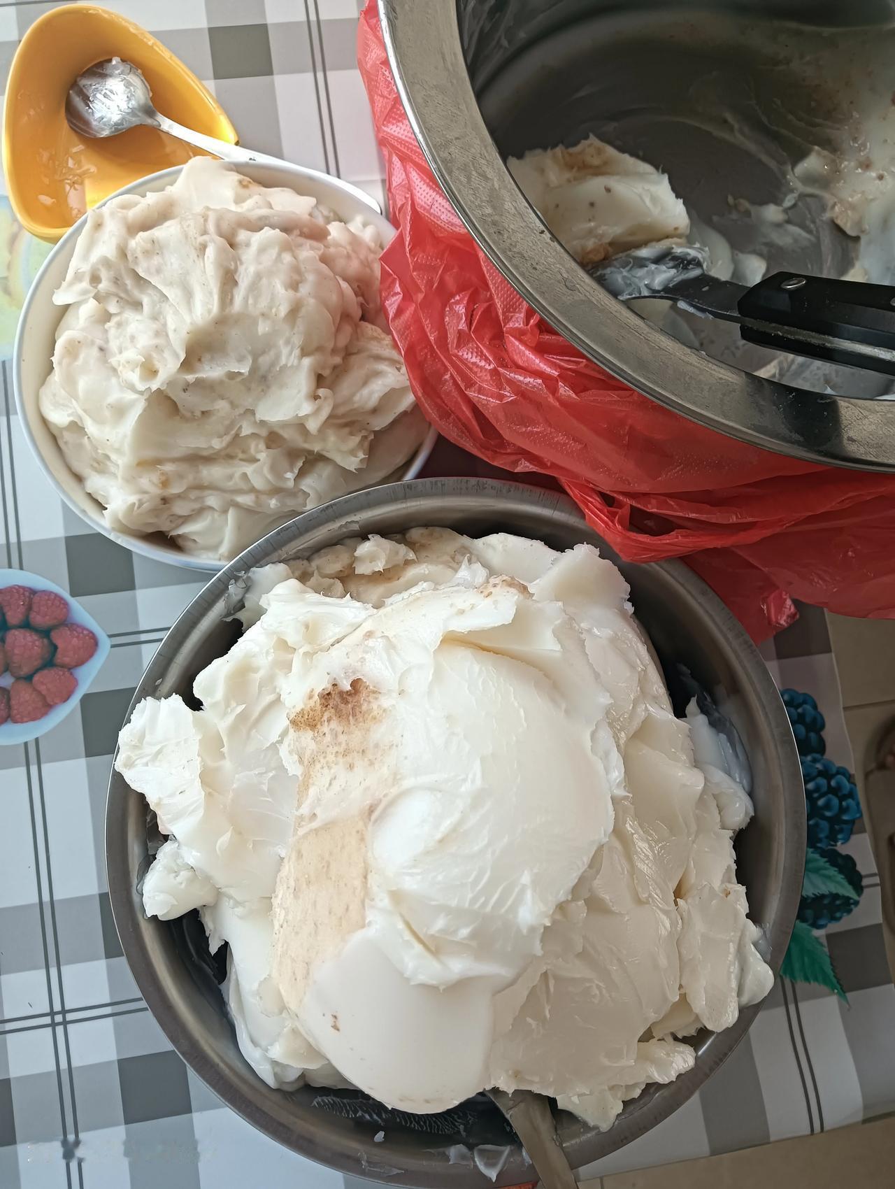 春天了，我原打算把这盆子荤油扔掉的，都说吃荤油血脂高，可是这满满一大盆，又舍不得