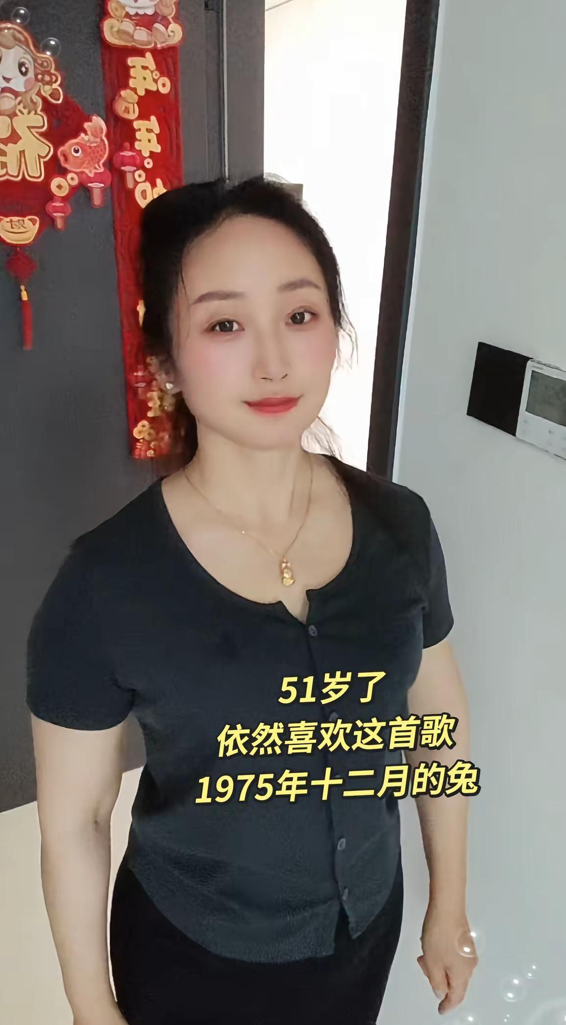 总以为自己也很年轻，却忽略了岁月脚步，当身边的一道道风景变成了回忆，才忽然发现，