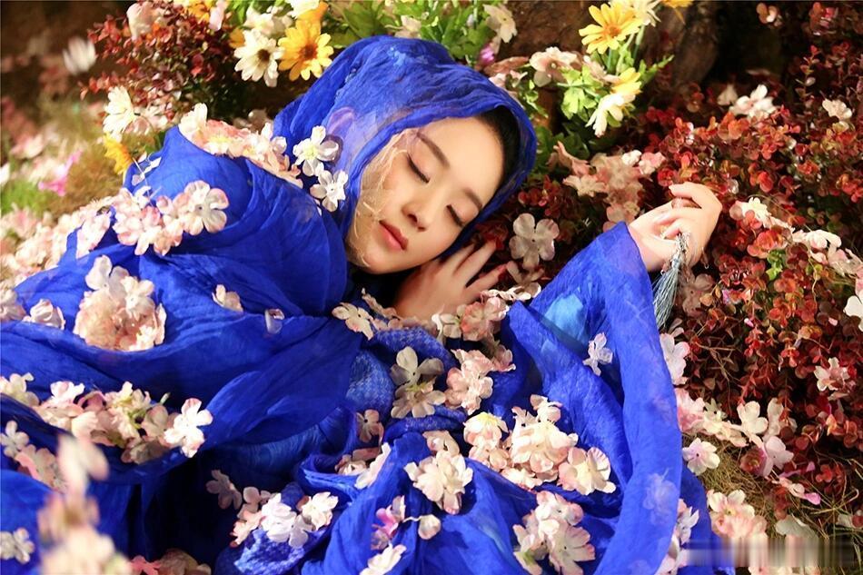 小骨当年的颜值也是真神级别的，普普通通的蓝紫衫却能散发出如此浓厚的情感色彩