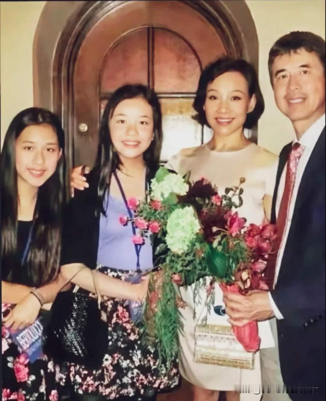 陈冲因为写了一本书，曝光了自己的私生活。
她的前夫柳青，是好莱坞的一位动作指导，