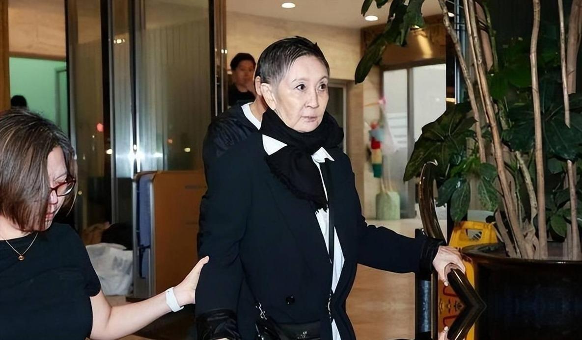 谁能想到，那个曾经在圈子里呼风唤雨、走路带风的“铁腕”人物，如今也会被岁月和悲伤