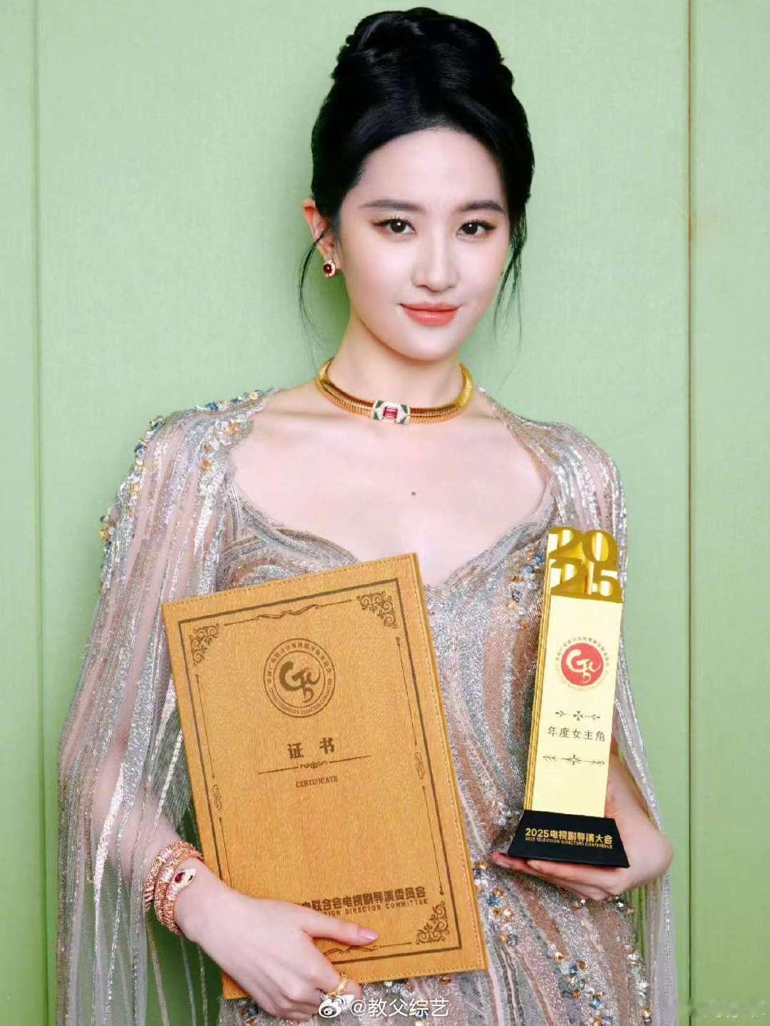 刘亦菲回应获得年度女主角奖刘亦菲感谢导演协会的肯定 刘亦菲回应获得年度女主角奖：