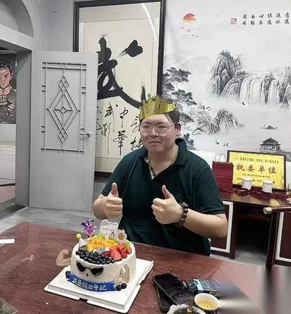 向佑开账号了。

全家集体装瞎。

你敢信这是亲父子亲兄弟？

他刚注册就第一时