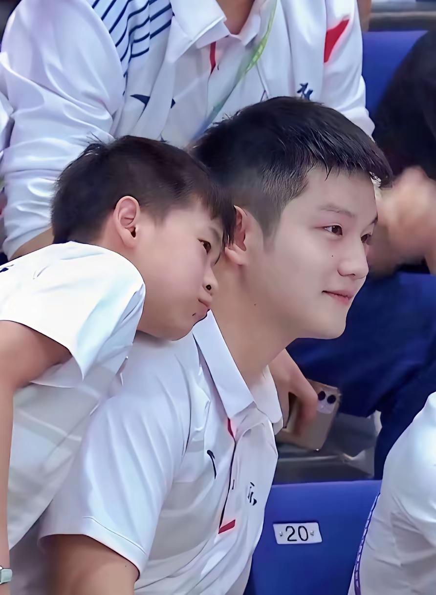 这张照片，
看了很难不让人，
心生感慨，原来体育竞技圈也

没有想象那么好，里面