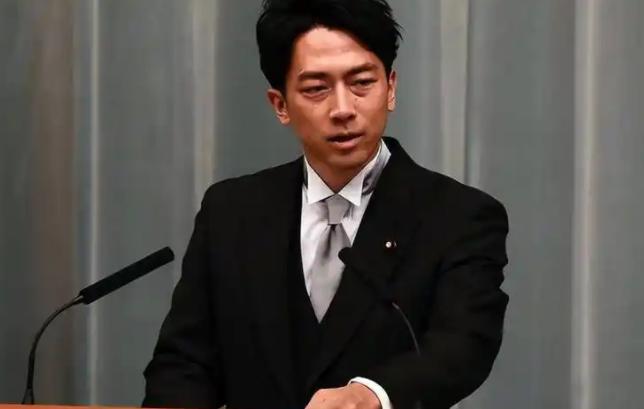 不是挺硬气吗？怎么一觉醒来全慌了？日本这回是真踢到了铁板。自家门口天上海上突然多