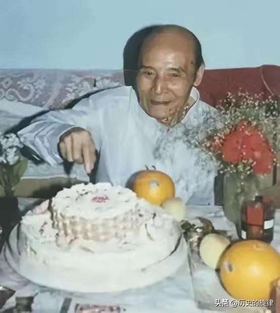 1954年秋：情报主任被抓，28年牢狱终得平反
 
1954年9月的北京，秋老虎