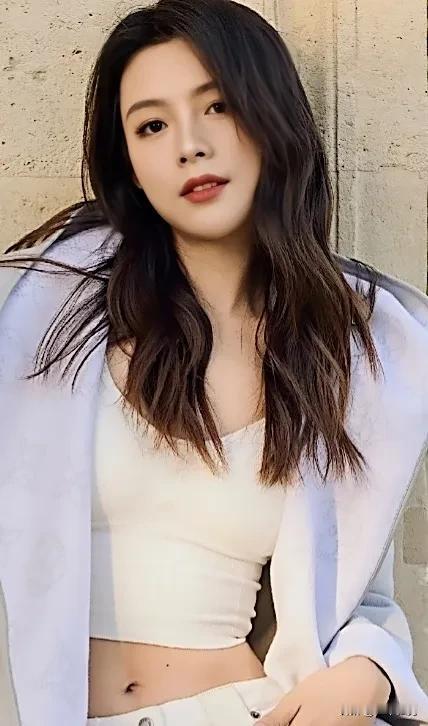 《镖人》女主戏补拍尚未证实，“替补”女主角却火了，她扮机会的确很漂亮，也适合演女