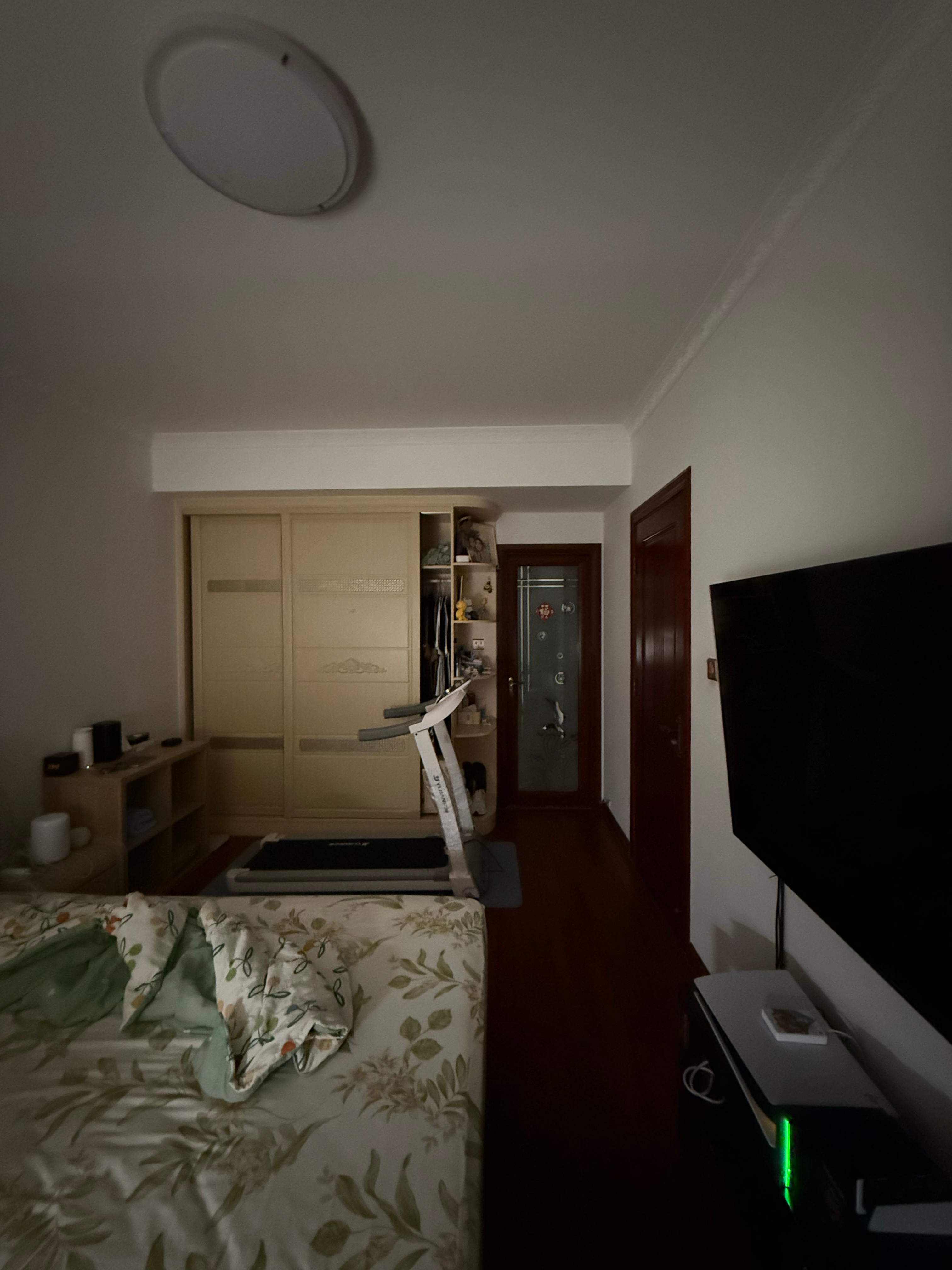 深夜有感，原本买个跑步机放在旁边，想说监督自己可以运动一下的，现在后悔没买大一点