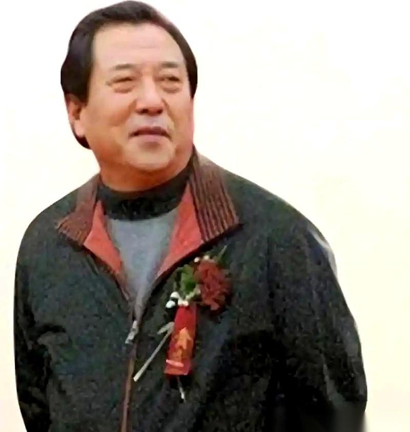 那个叫张铁生的男人，刚从15年牢里出来，提着两斤点心，在亲戚家门口站了半天，门一