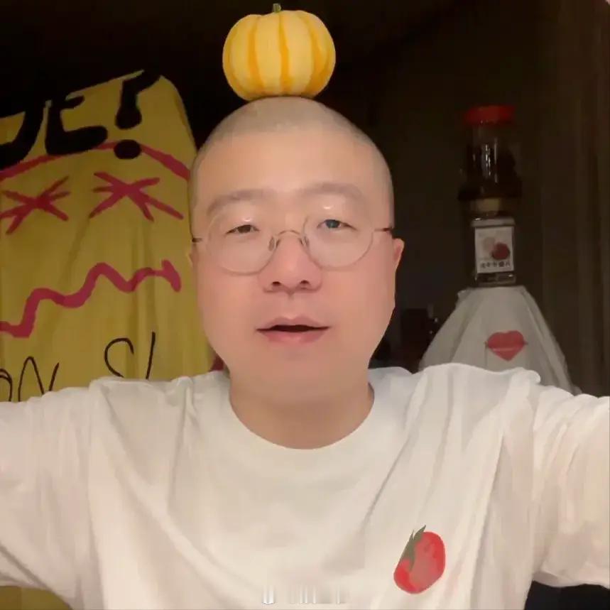 李诞在凤凰网《主播时代》栏目中自曝开直播是为了“躲酒”。据悉，李诞的朋友圈比较广