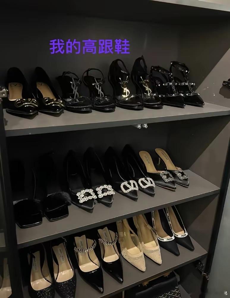 网友：我能两个谁的高跟鞋好看，谁的眼光好一点？ ​​​