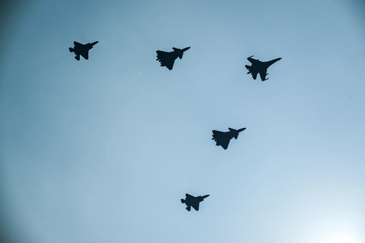 “为建设一支强大的现代化的攻防兼备的人民空军而奋斗！”