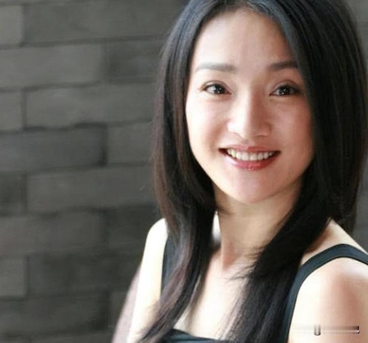 周迅51岁当电影节评委，感情经历被扒，她为何选择这一步？
最近有网友发现，周迅参