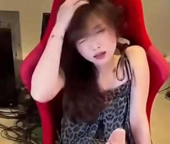 中国女主播，观众只需支付 7.5 美元，就能让她连人带椅子原地旋转，在外网爆火，