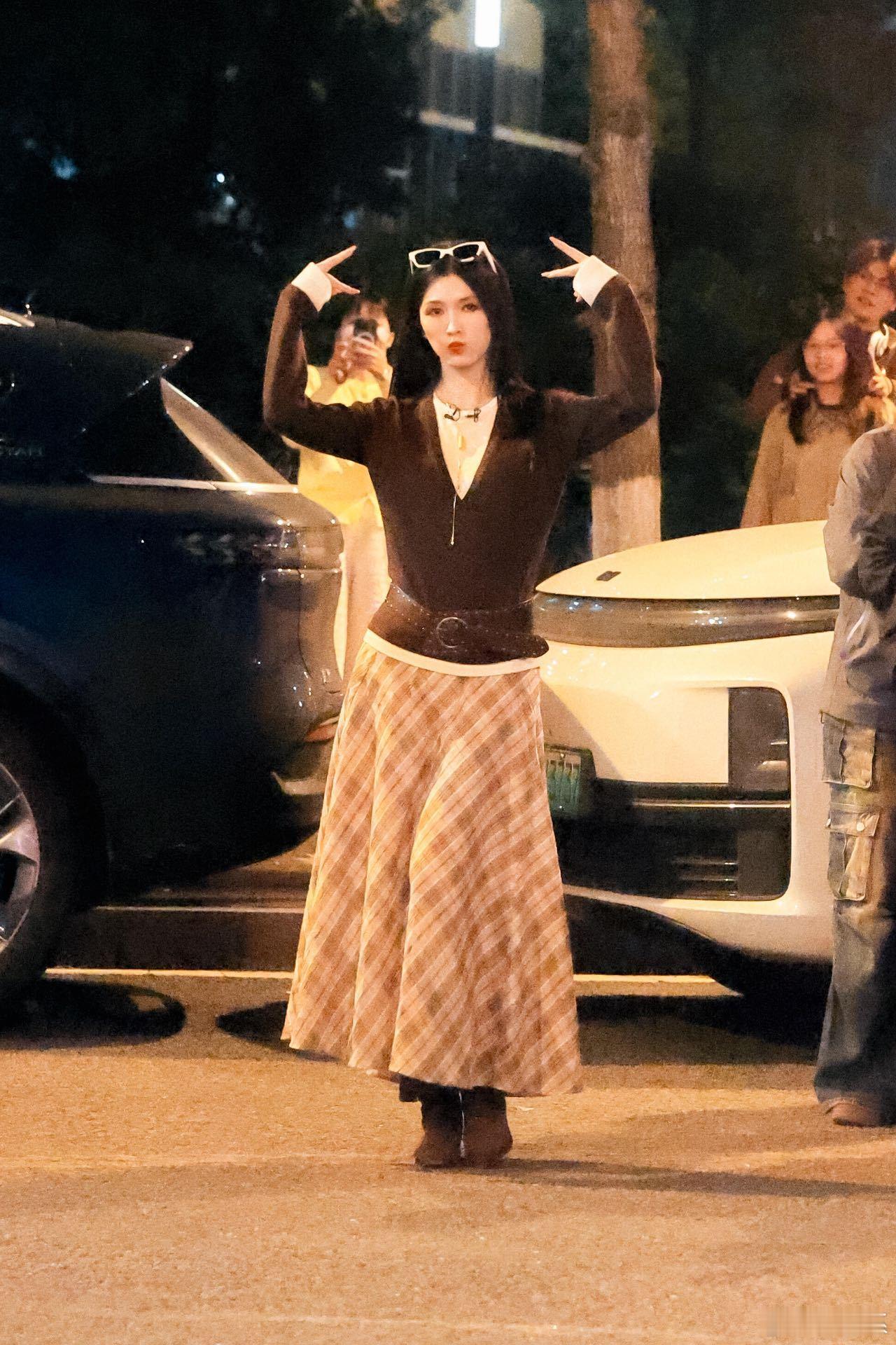 徐洁儿老来得粉 徐洁儿出道二十年第一次有自己的应援注水旗，她去打卡的样子好认真。