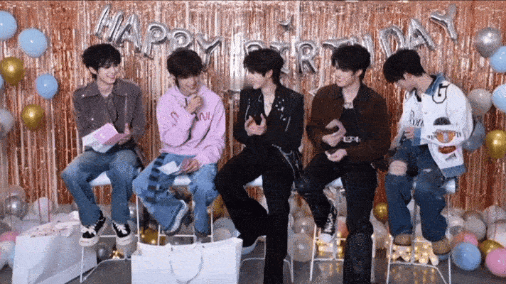 张泽禹一出手朱志鑫秒变星星眼朱志鑫生日局张泽禹送礼细节太戳人，急着念叨送礼流程，