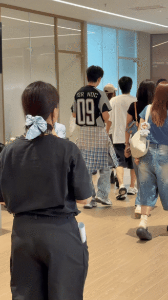 下次买车我就这么发朋友圈 嘴上说不搞任何提车庆祝，身边亲友悄悄相约来到店内，集体