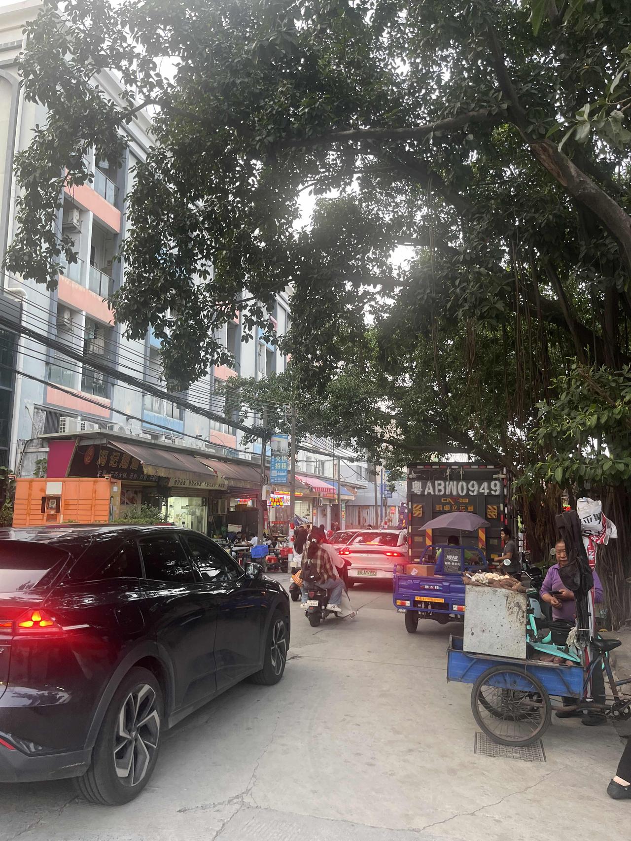 下班的路上总是车水马龙略显拥挤，感觉在广州很多时候开车上下班并没有坐地铁来得方便