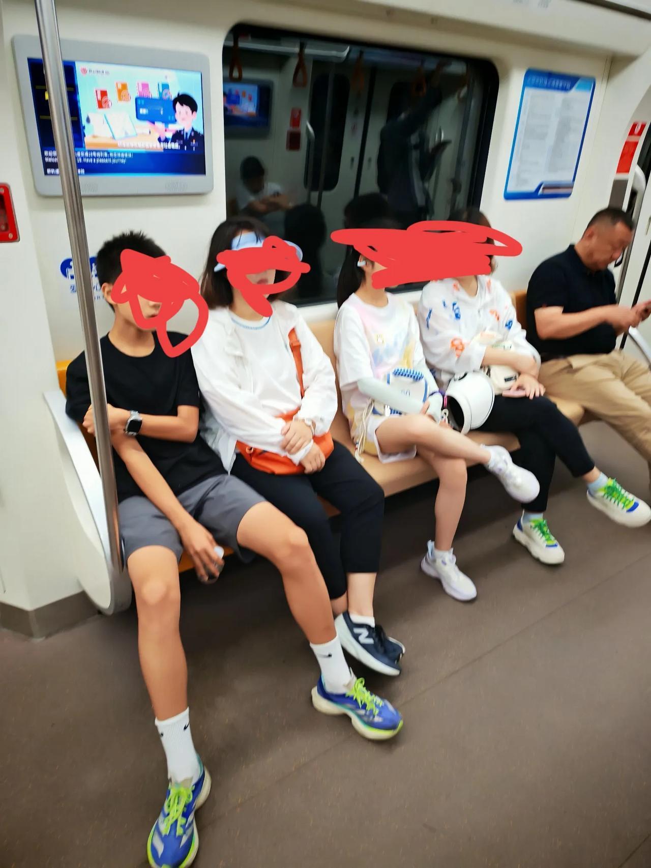 地铁普遍典型的操作，你们怎么看地铁 地铁百态 超级拥挤地铁 地铁人少 地铁人数 