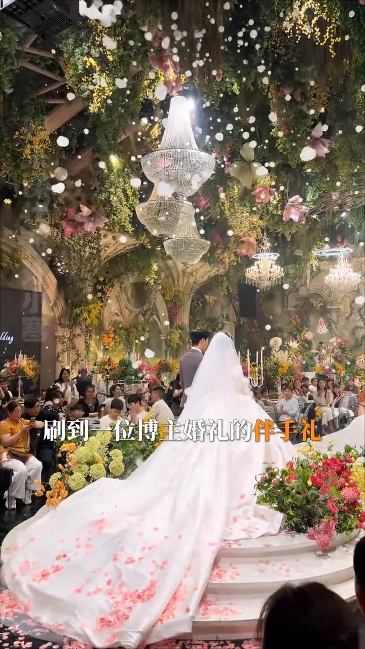 汉堡伴手礼，这场婚礼会被一直记在心里。
我们才不要做无聊的大人，刷到一位博主婚礼