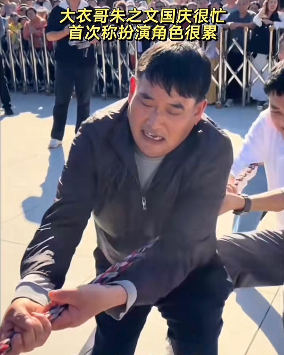 烟台招远真舍得花钱，又把大衣哥请来了，这次他没有扮演角色，也没有唱歌，主要跟游客