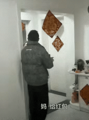 安徽有个小伙，过年带着老婆回家，一进门就整了个大活。
 
他鞋都没换，东西往地上